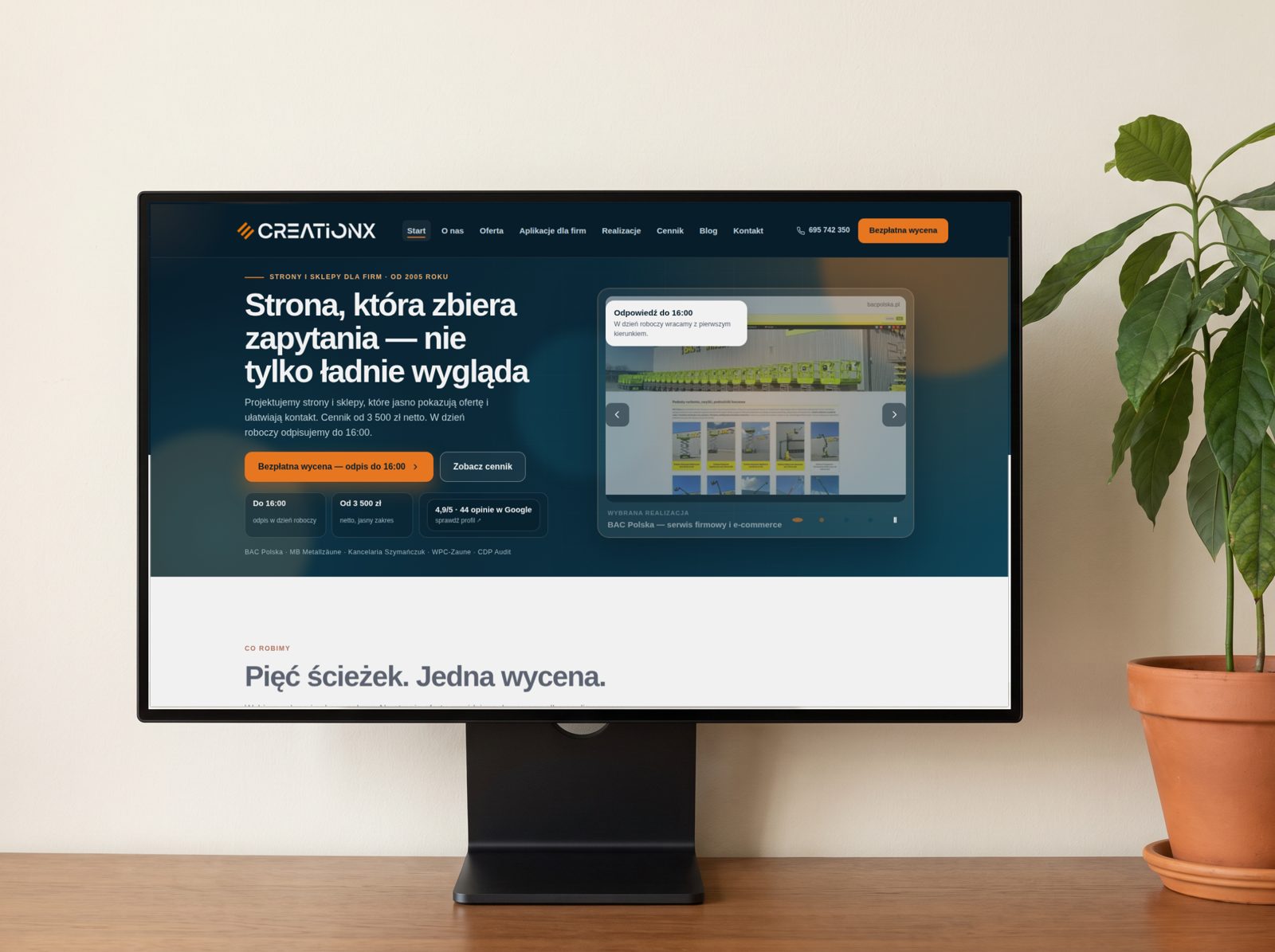 Monitor i roślina w doniczce, na ekranie strona creationX