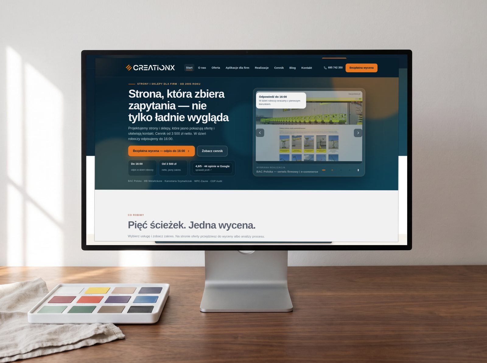 Monitor i paleta kolorów, na ekranie strona creationX