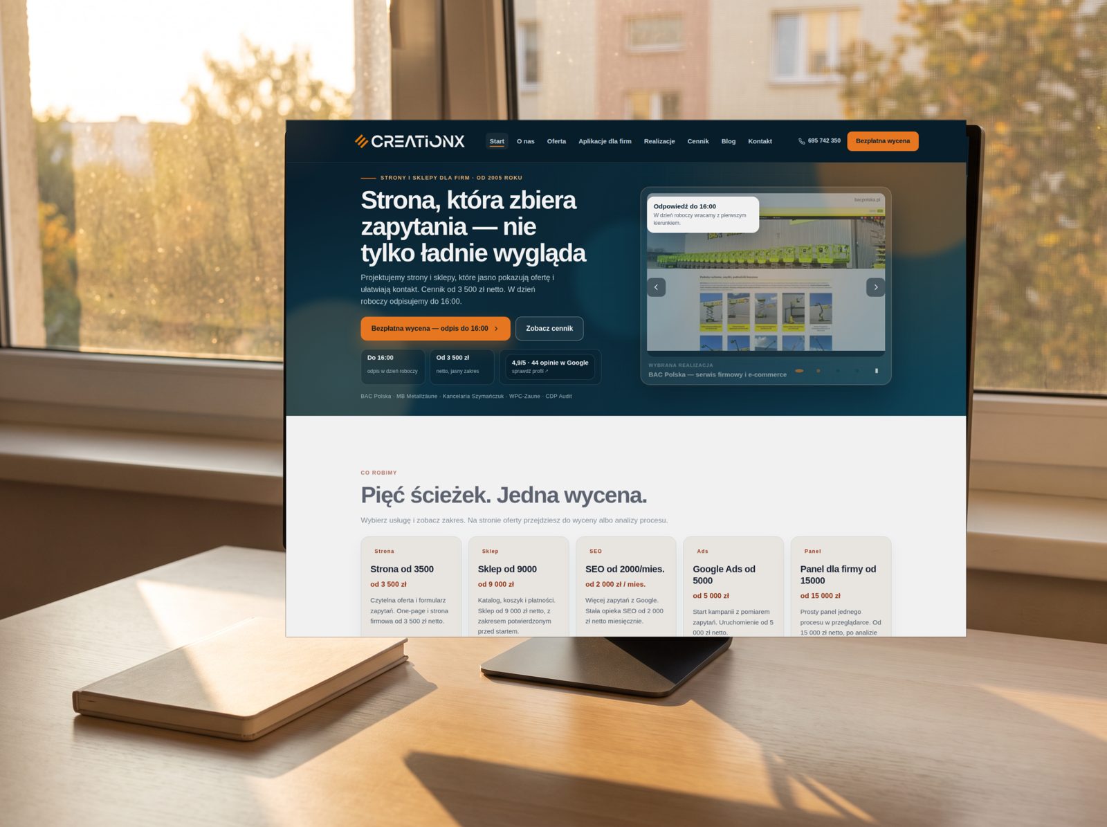 Monitor przy oknie, na ekranie strona creationX