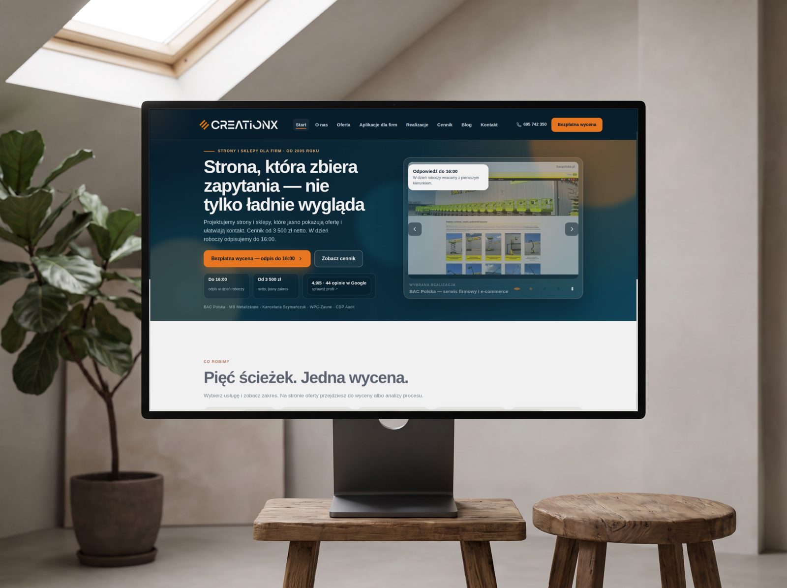 Studio ze stołkami i monitorem, na ekranie strona creationX