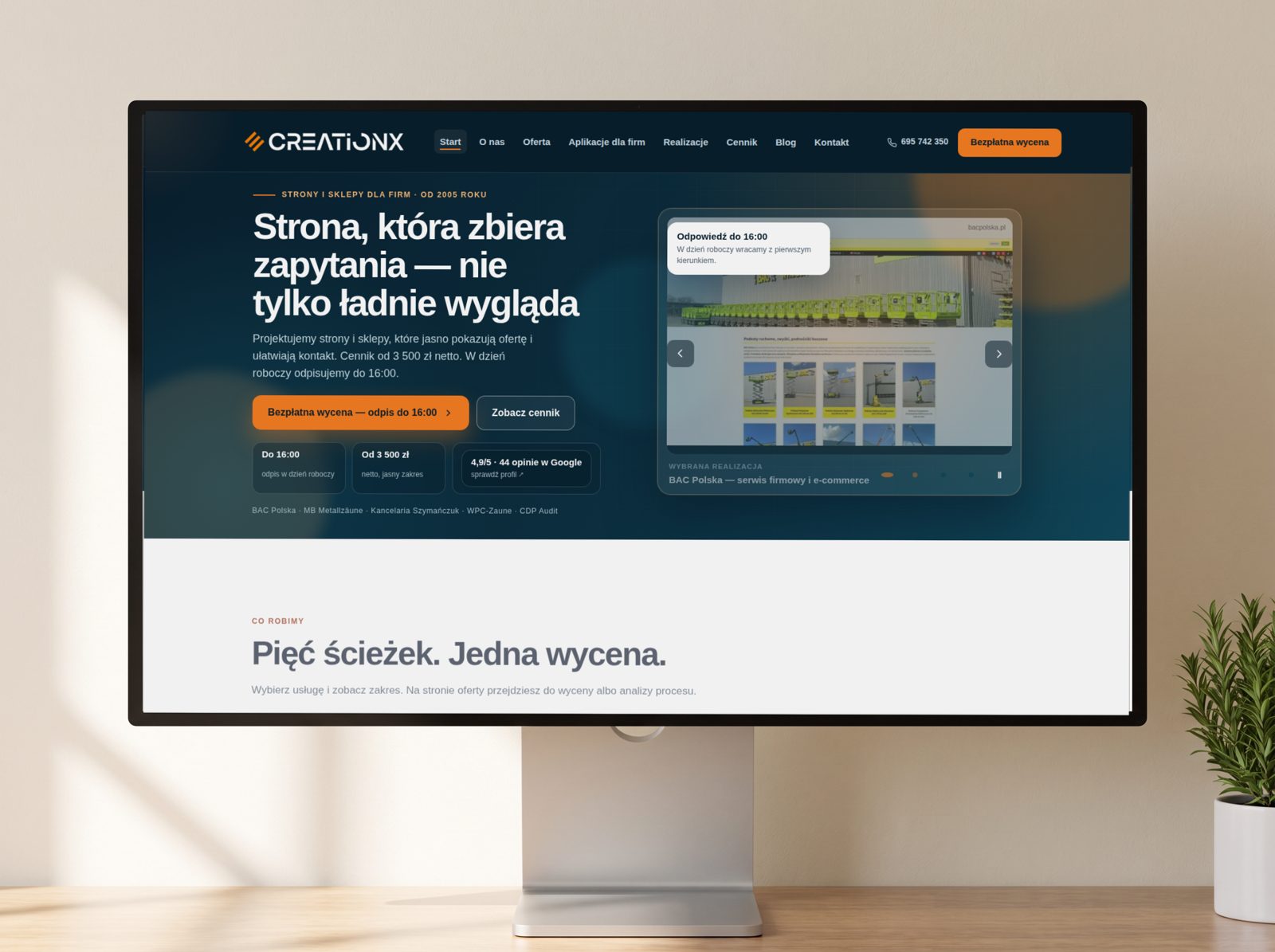 Monitor z bliska, na ekranie strona creationX