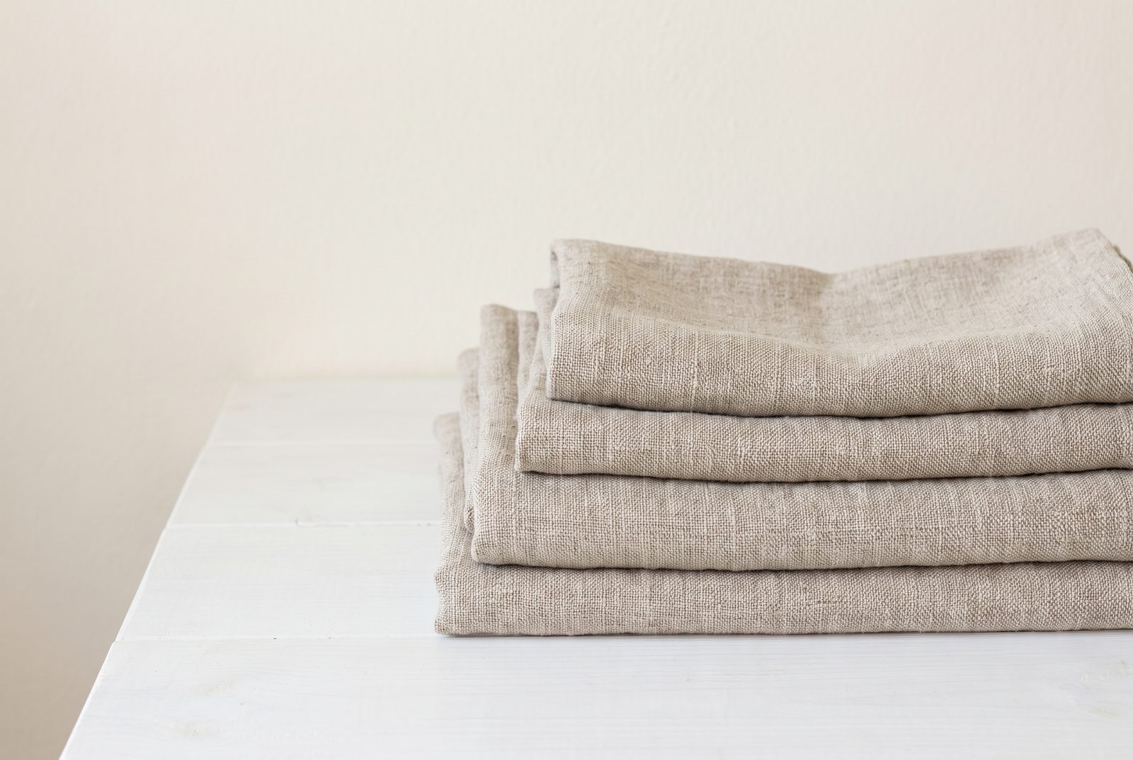 Złożone lniane płótno na białym stole
